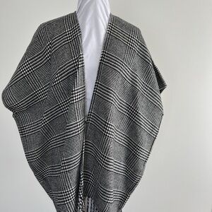 Loft Black and White Houndstooth Cape Shawl Poncho